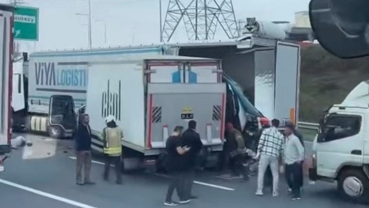 Otoyolda gerçekleşen korkunç kaza: TIR'a çarpan kamyon geri geri gidiyordu.