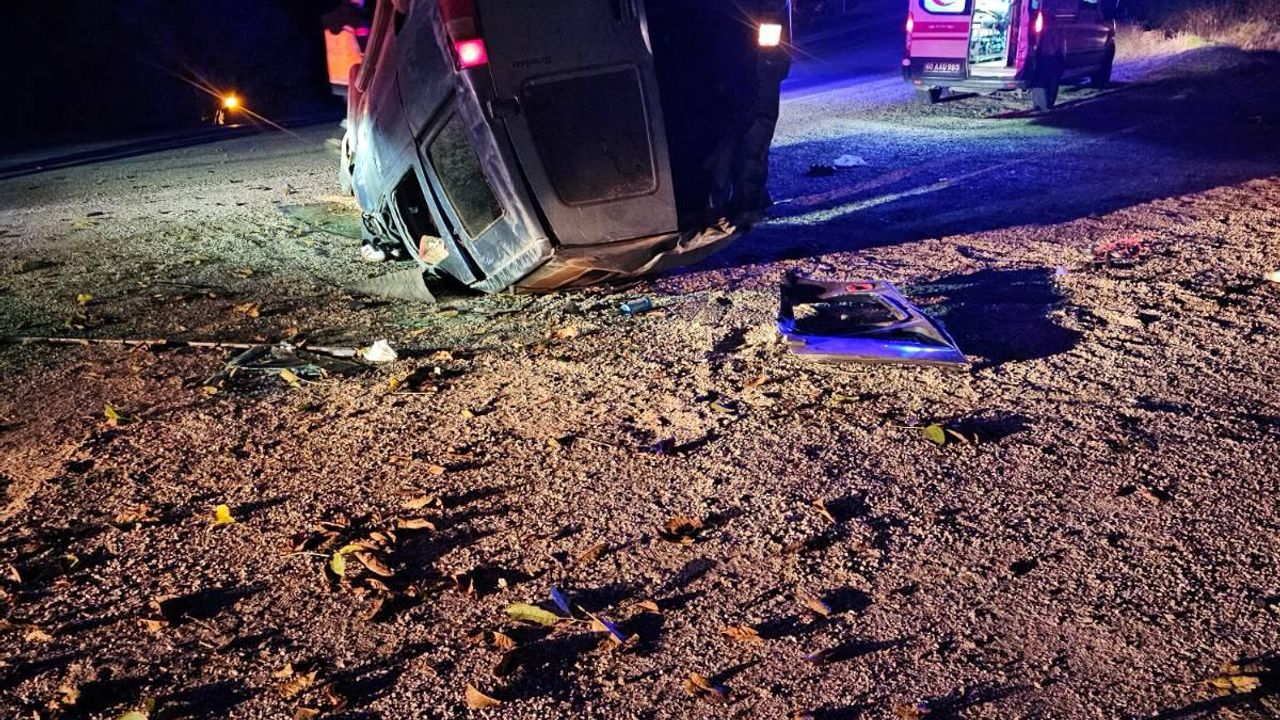 Tokat'ta hafif ticari aracın devrilmesi sonucu 3 kişi yaralandı.