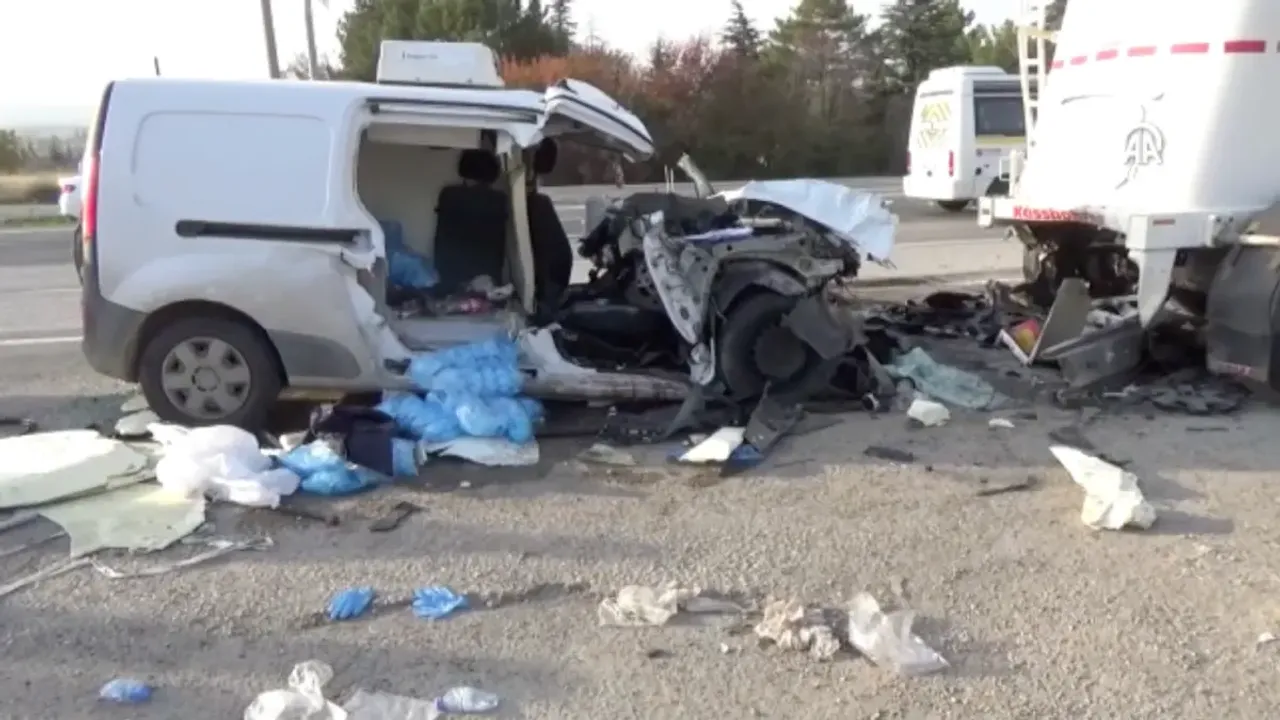 Ankara'da aynı aileden 3 kişi trafik kazasında hayatını kaybetti.