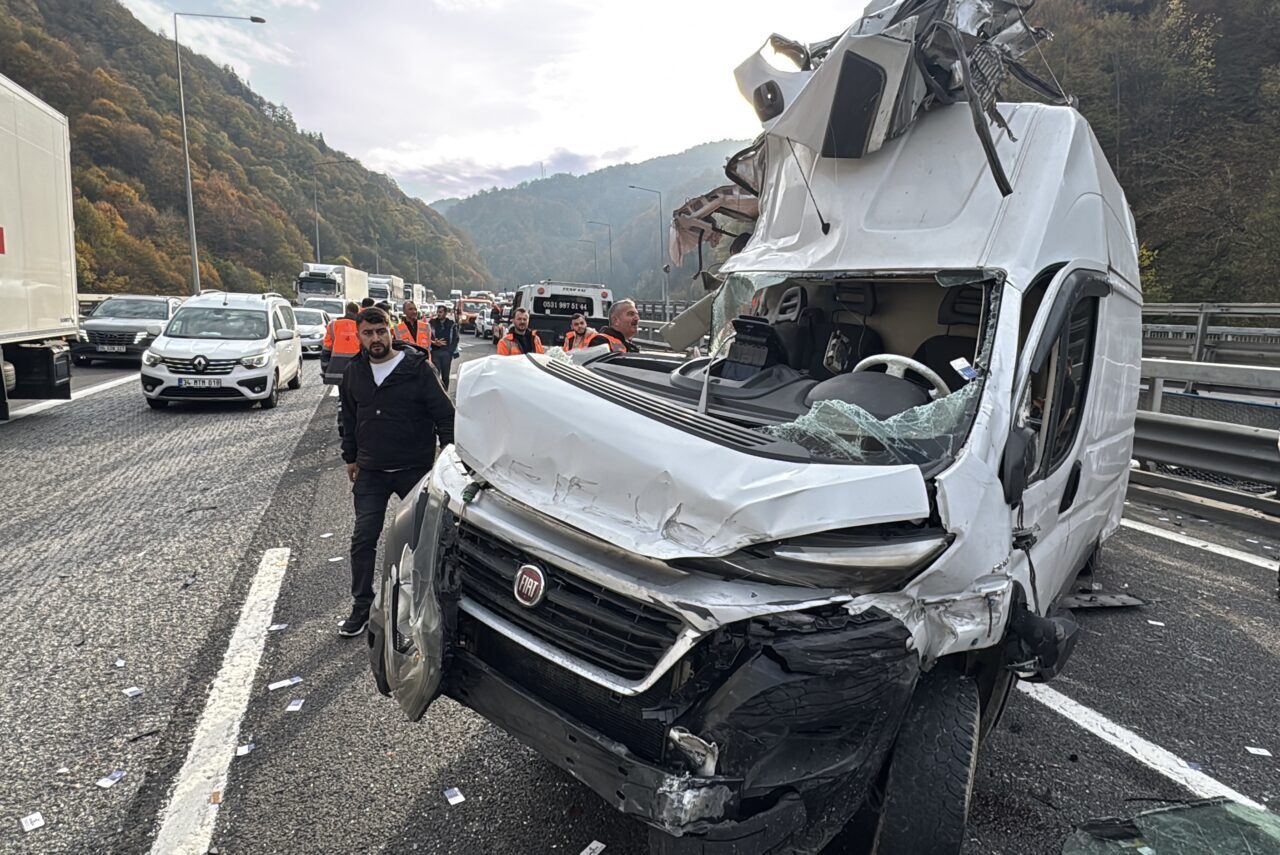 Bolu Dağı Tüneli'nde viyadüklerde zincirleme kaza ulaşımı engelledi.