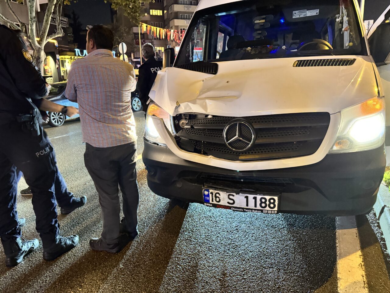 Bursa'da servis aracı çarptı, kişi yaralandı.