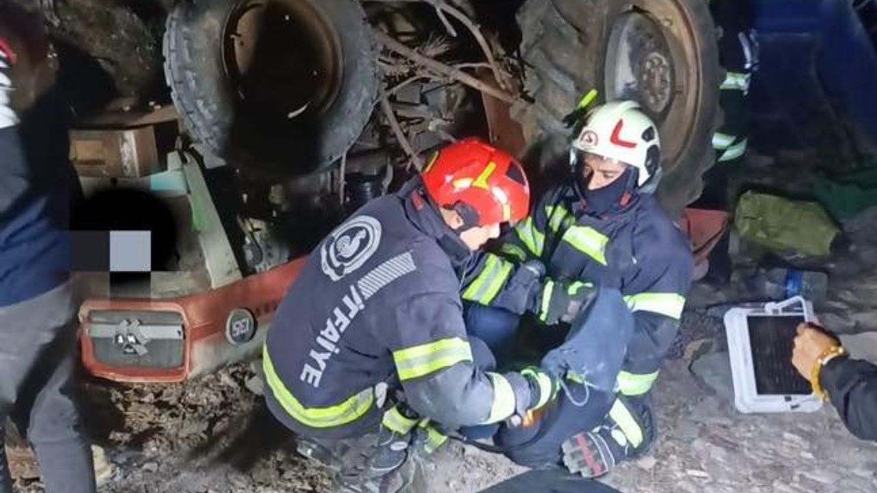 Denizli'de traktör devrildi, çift öldü.