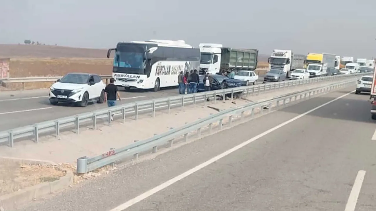 Diyarbakır Bismil karayolunda 3 kaza meydana geldi, trafik kilitlendi.