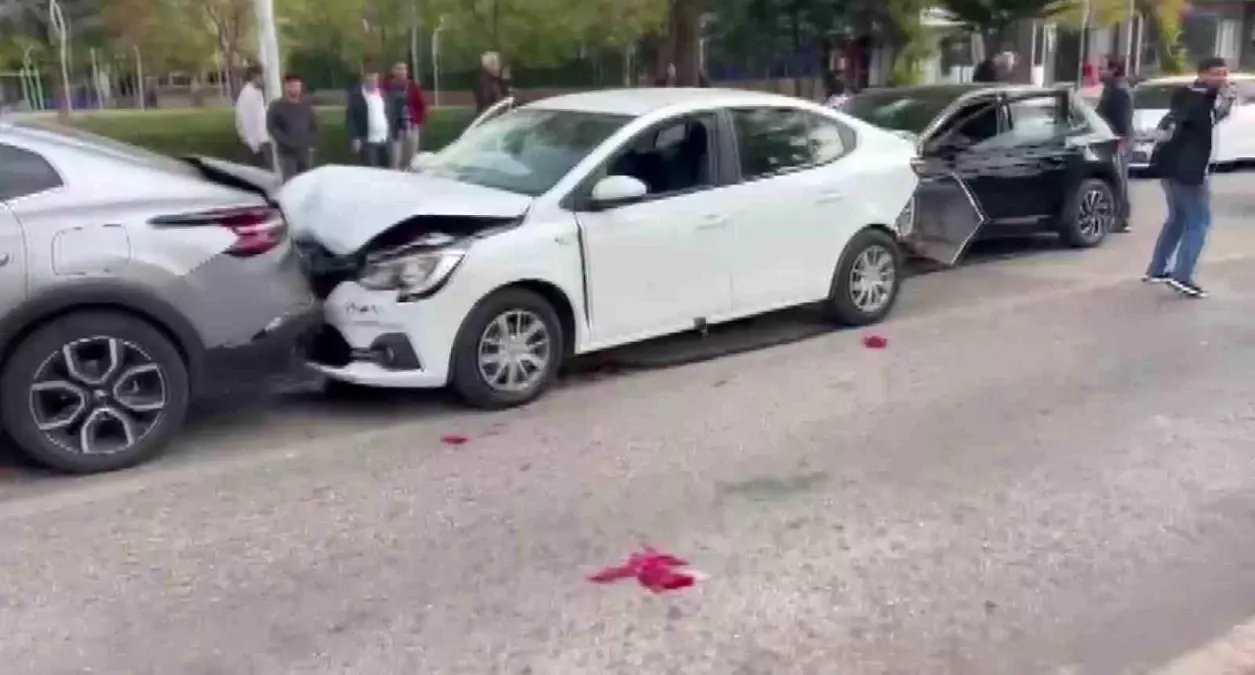 Diyarbakır'da Trafik Kazası: 4 Kişi Yaralı