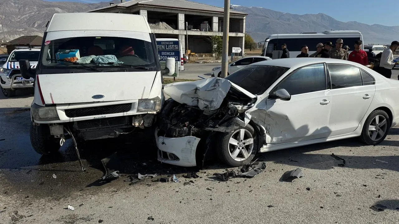 Erzincan ilinde meydana gelen zincirleme kaza sonucunda 3 araç birbirine girdi ve 2 kişi yaralandı.