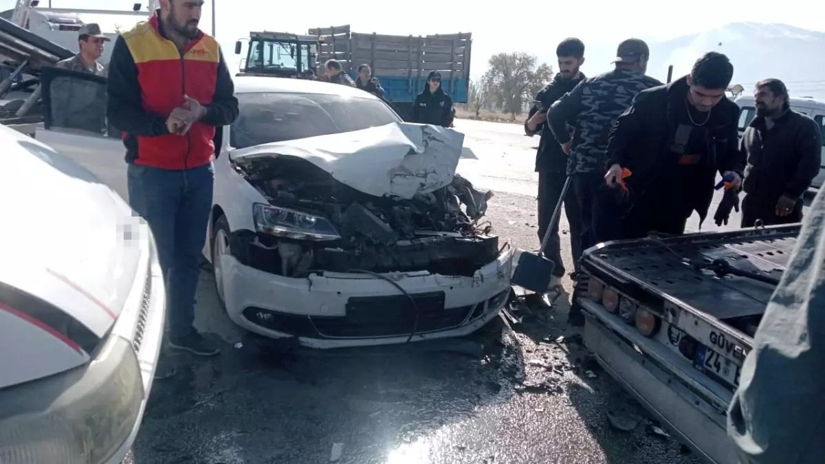 Erzincan'da Askeri Araç ve Traktör Çarpıştı: 2 Yaralı