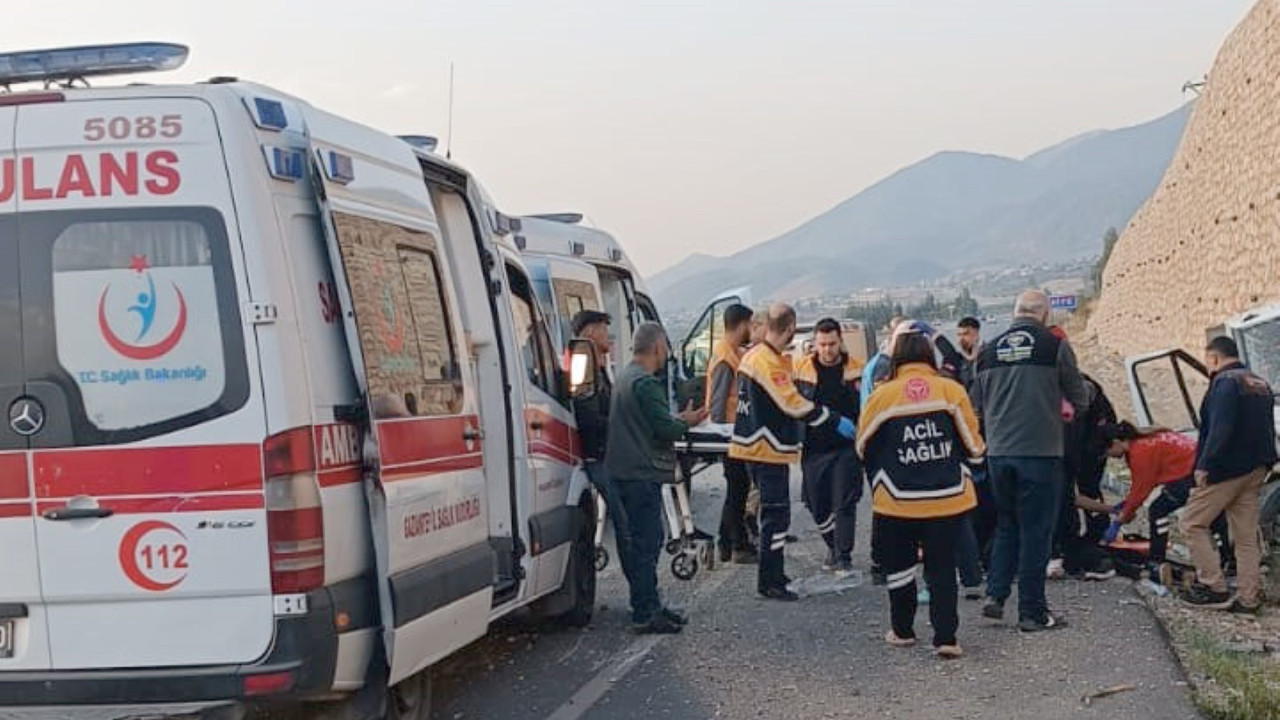Gaziantep’te sabahın erken saatlerinde ciddi bir trafik kazası meydana geldi: 4 kişi yaralandı.