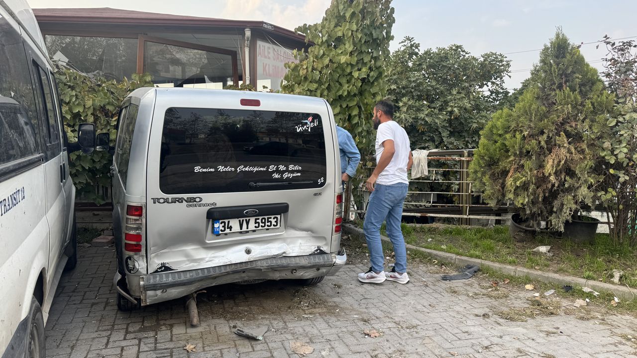 Kocaeli'de araç yol kenarındaki kişilere çarpıp trafik kazasına sebep oldu; 1 ölü, 3 yaralı var.