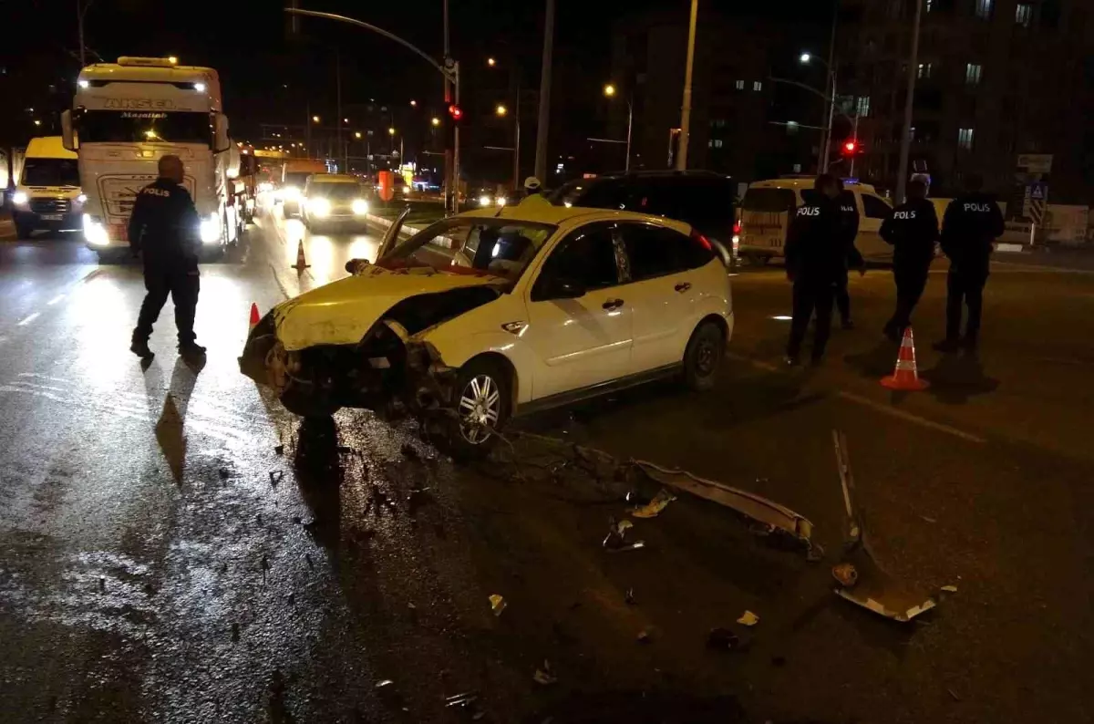 Trafik Kazası Malatya'da: 3 Kişi Yaralandı