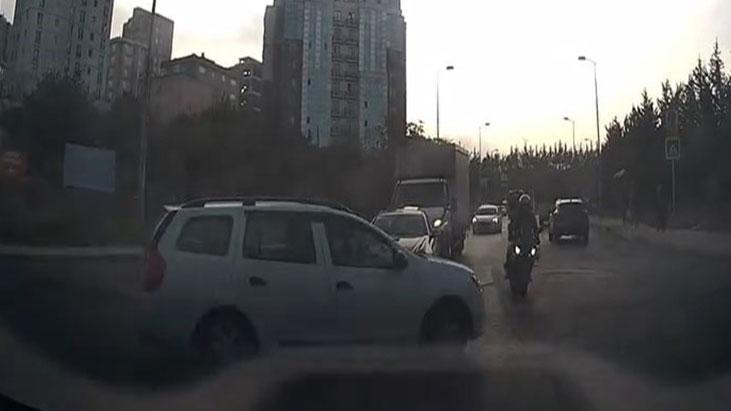 Ümraniye'de araç motosiklete çarptı; kazadan kamera kaydı var.