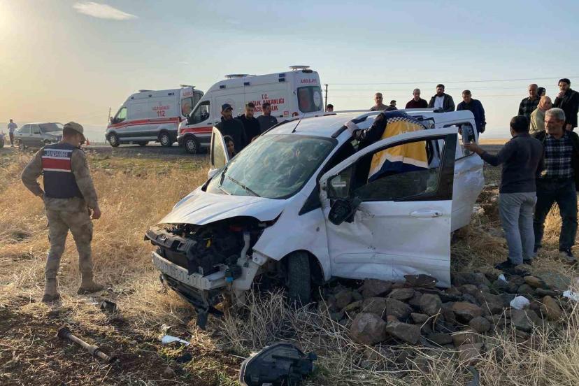 Elazığ’da hafif ticari araç tarlada kaza yaptı: 3 kişi yaralandı.