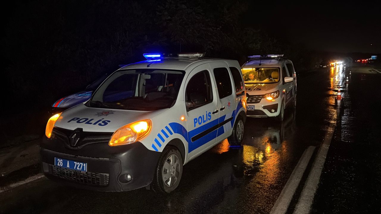 Eskişehir'de İki Araç Ön Kısımlarıyla Çarpıştı