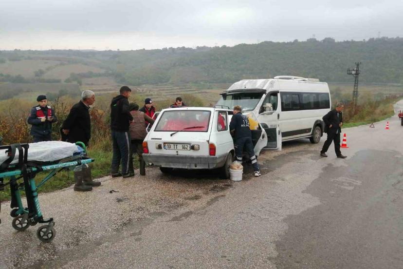 Gönen'de trafik kazasında mahsur kalan sürücü, itfaiye ekipleri tarafından kurtarıldı.