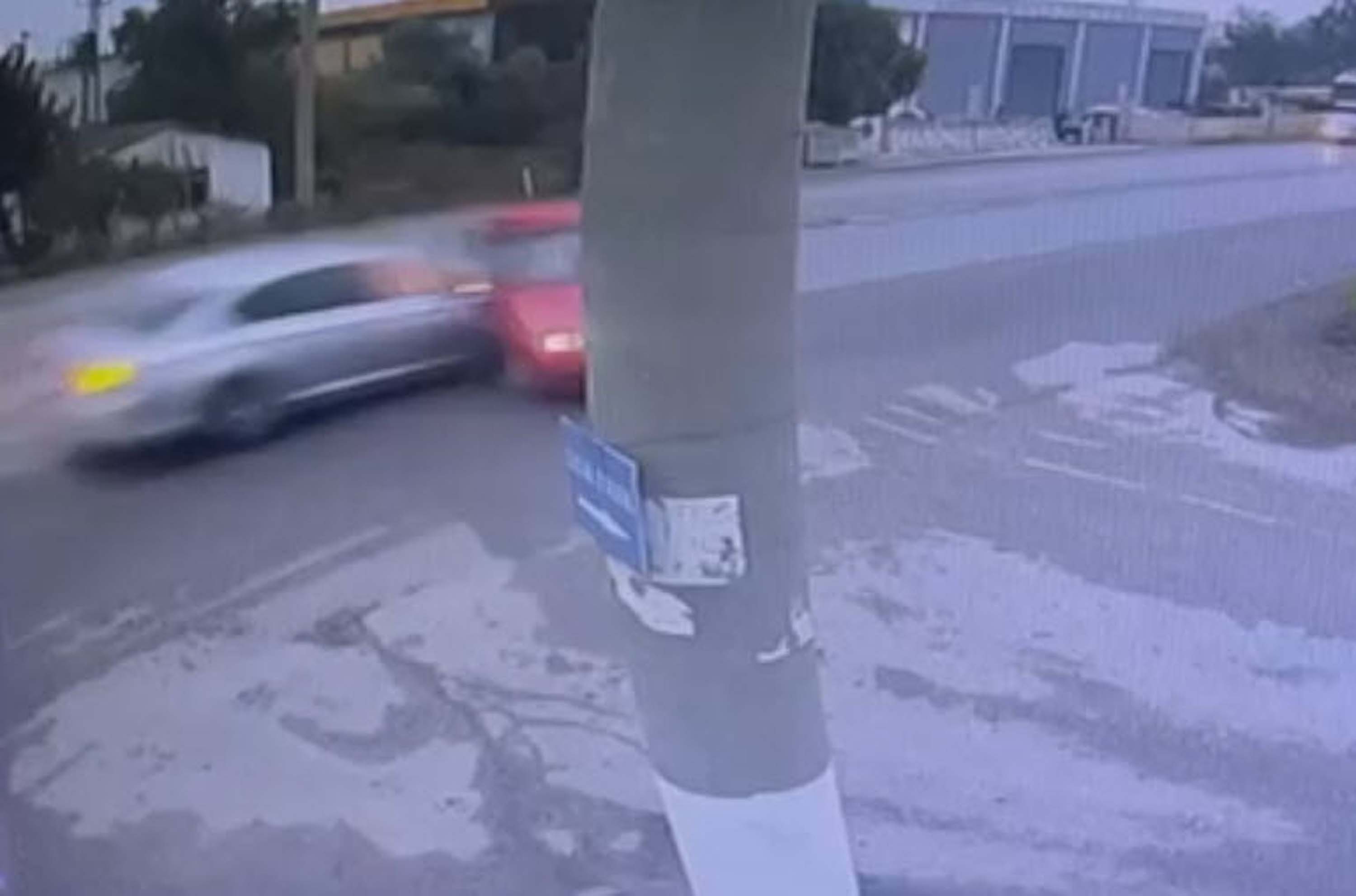 İzmir'de trafik kazasında 2 kişi hayatını kaybetti, 4 kişi yaralandı.