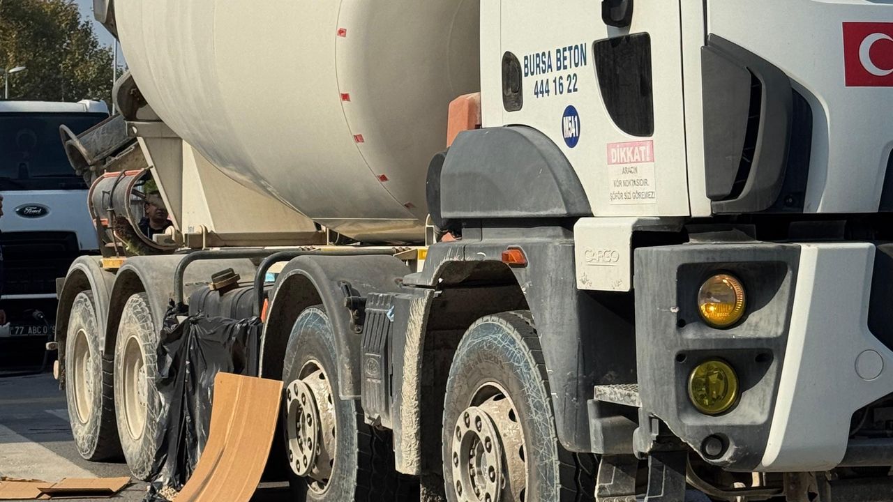 Yalova'da yayaya çarpan beton mikseri trafik kazasında 1 kişi öldü.