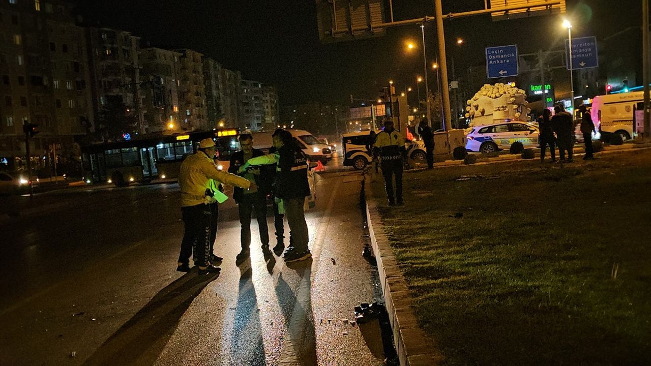 Çorum'da yaya ile tır çarpıştı, bir kişi ağır yaralandı.