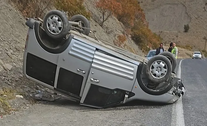 Hakkari yolunda trafik kazası: 2 kişi yaralandı.