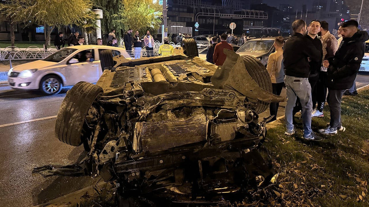 İstanbul'da ardışık araç çarpışması: Beş kişi yaralı durumda