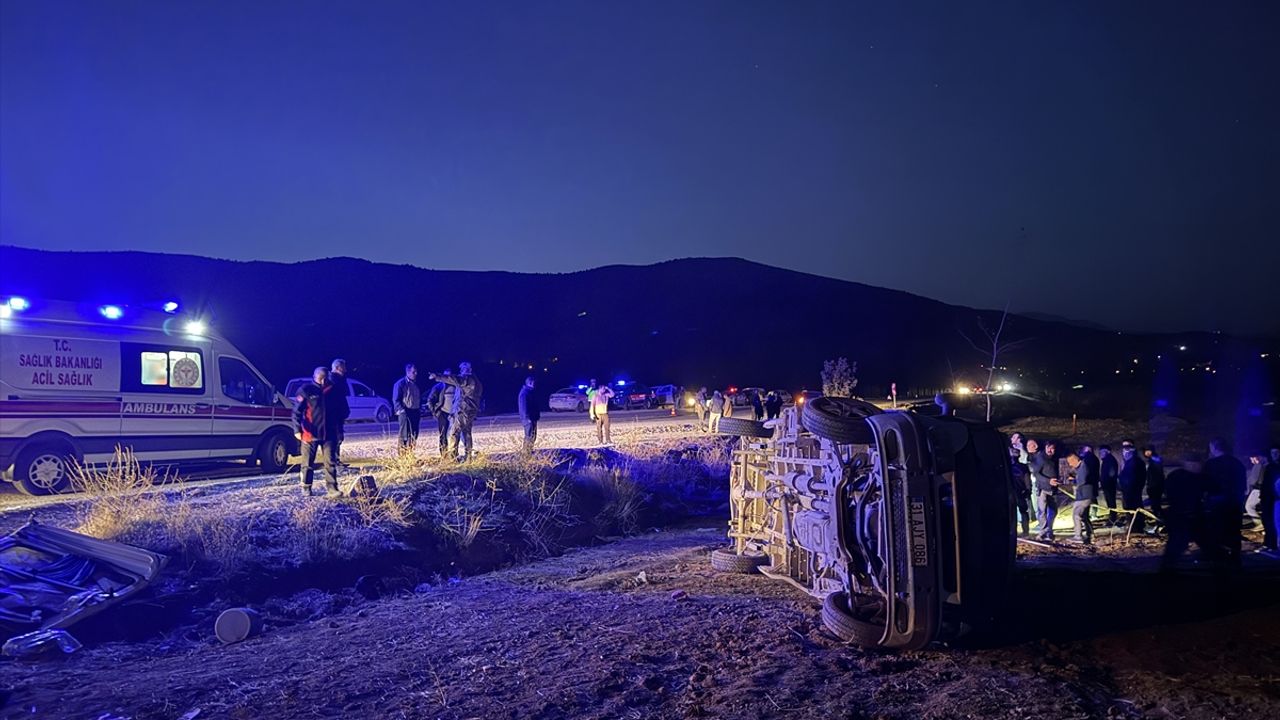 Kahramanmaraş'ta işçi servisi kazasında 2 kişi hayatını kaybetti, 7 kişi yaralandı.