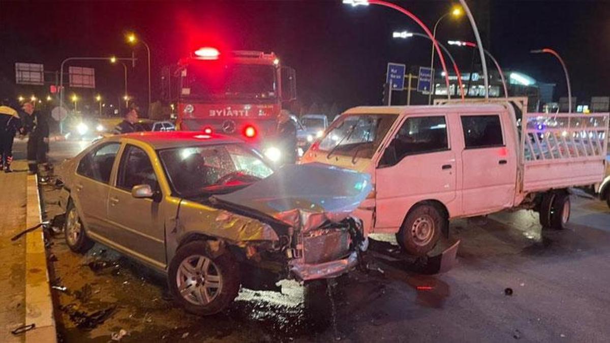 Karaman'da çarpışan üç araç trafik kazası yaşandı.