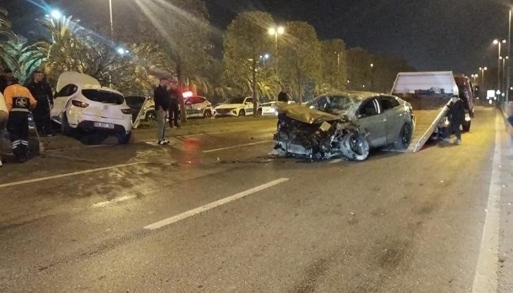 Kartal'da ardışık çarpışma sonucu 5 kişi yaralandı.