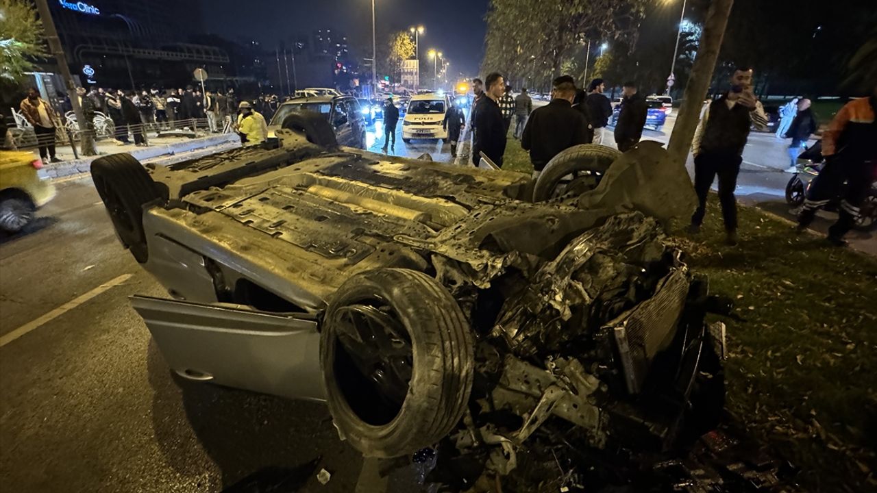 Kartal'da meydana gelen zincirleme kaza sonucu 5 kişi yaralandı.