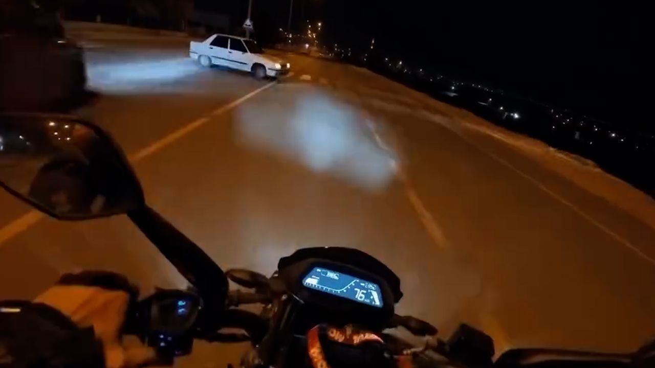 Kazada motosikletli çiftin görüntüleri kask kameraya yansıdı!