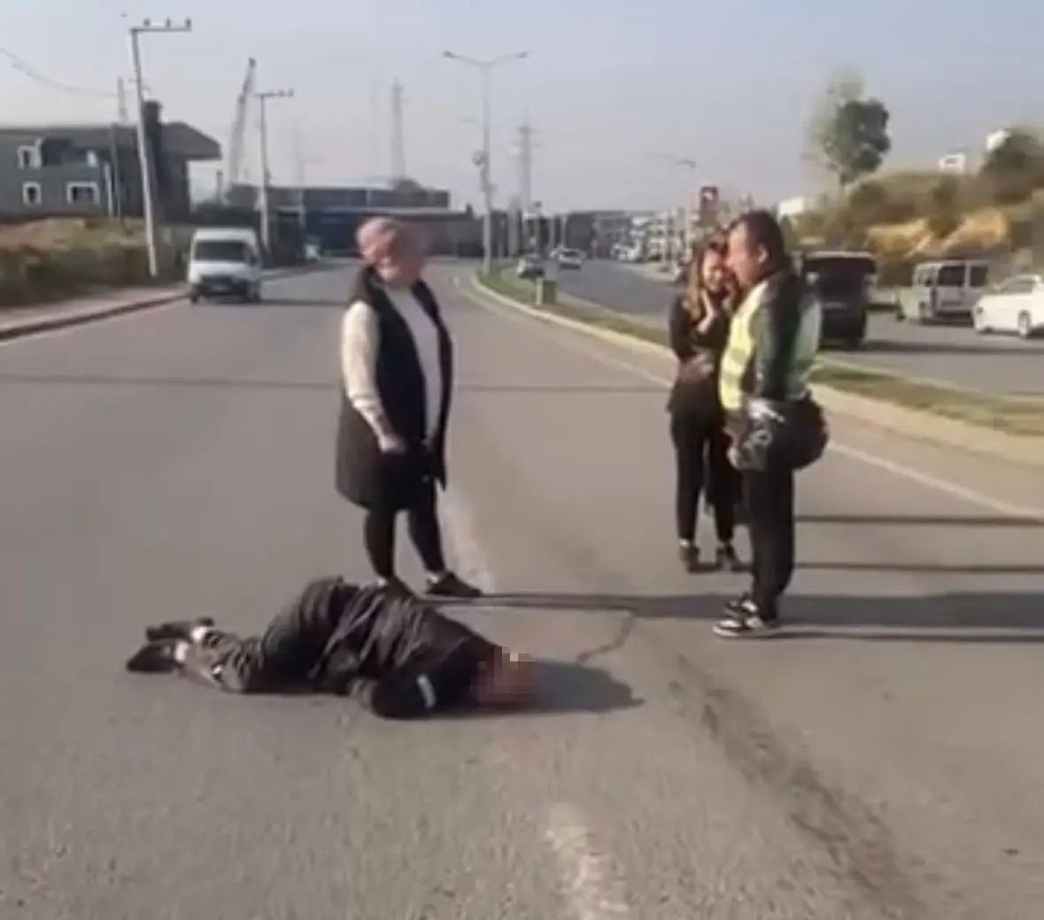 Kocaeli’de trajik bir kaza: Araç yayalara çarptı, refüje saptı.