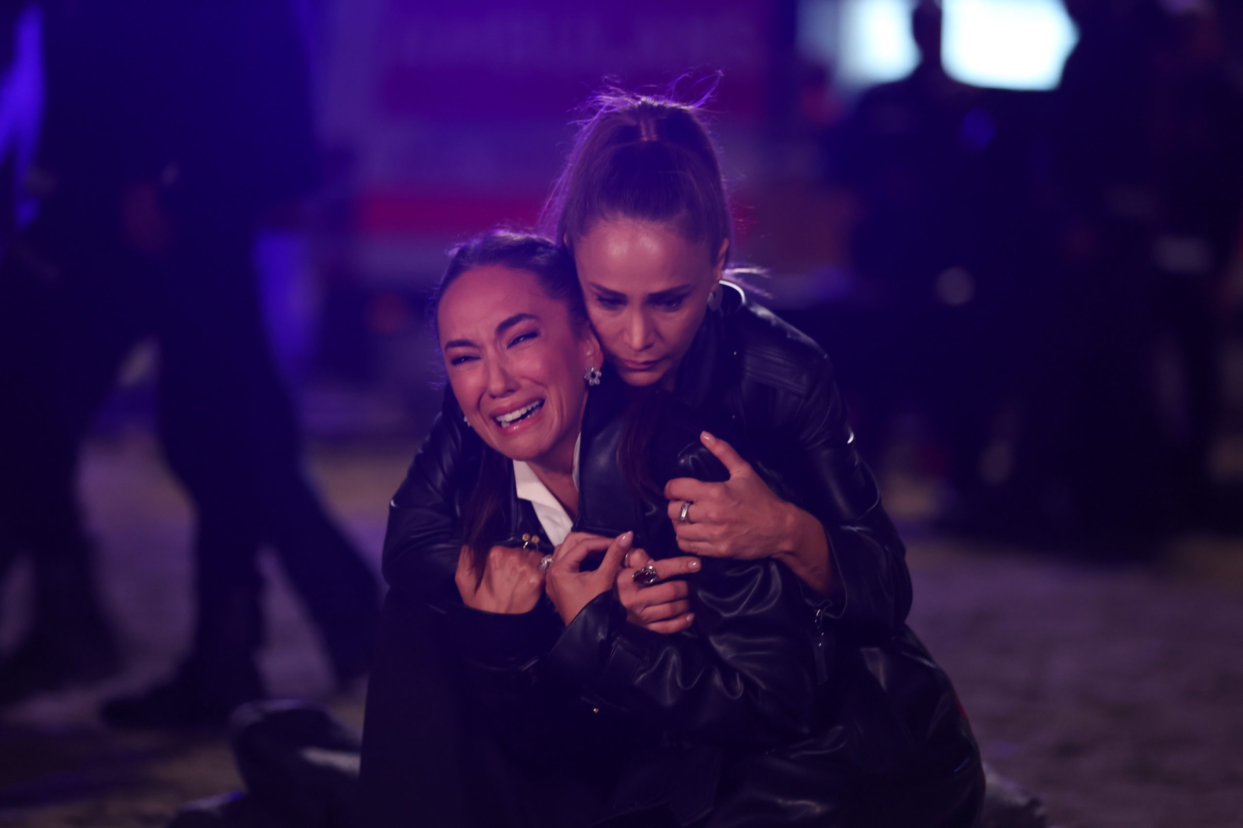 Leman 6. Bölümde Demir'in partiden sonra Leman'a yardım ettiği ve Meryem'in trafik kazasında yaşamını kaybettiği belirtildi.