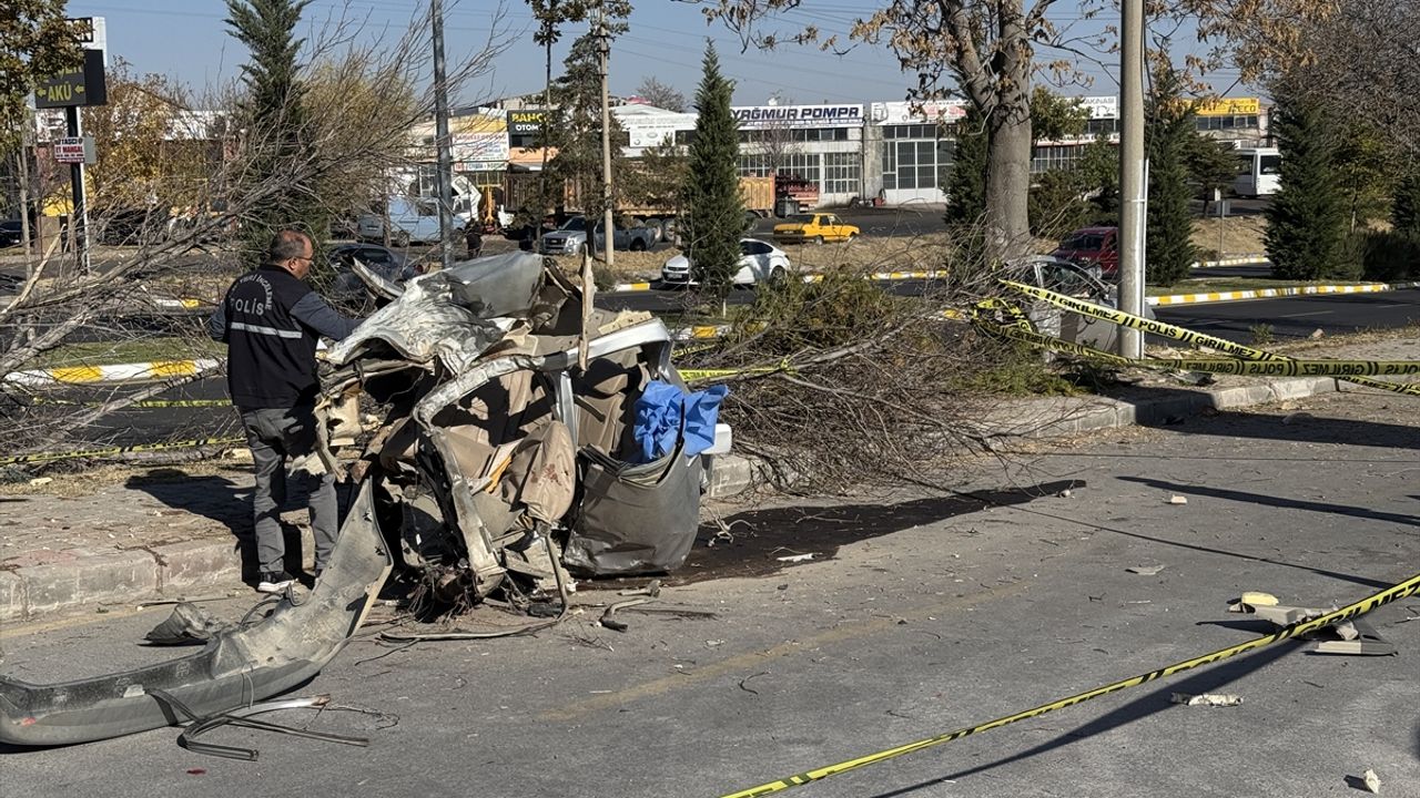 Nevşehir'de meydana gelen trafik kazasında araç ikiye ayrıldı ve 2 çocuk hayatını kaybetti, 1'i ağır yaralandı.