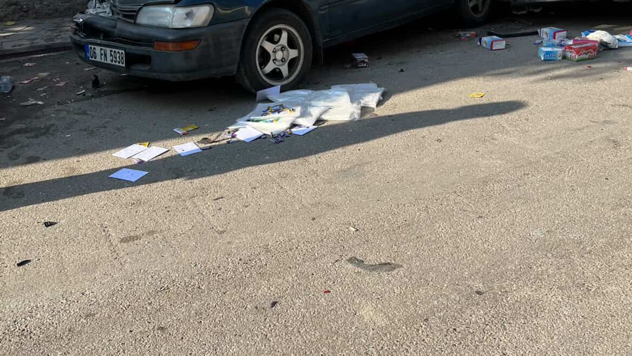 Park halindeki araçlara çarpan bir kamyonun neden olduğu trafik kazasında maddi zarar meydana geldi.