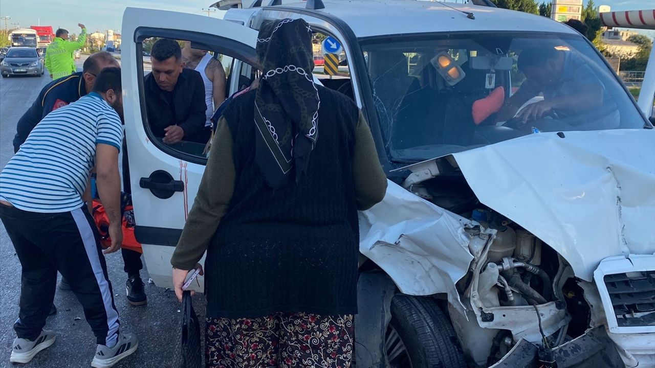 Serik, Antalya'da meydana gelen trafik kazasında 4 kişi yaralandı.