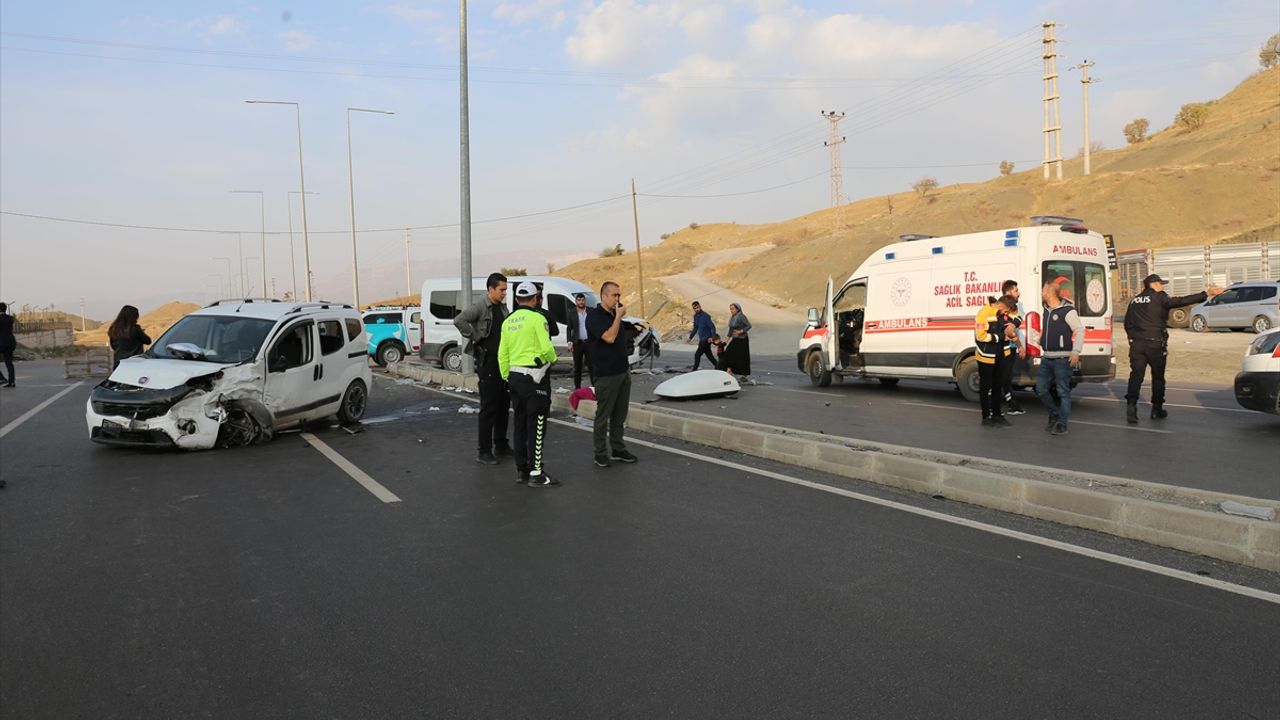 Şırnak'ta hafif ticari araçla minibüsün çarpışması sonucu 19 kişi yaralandı.