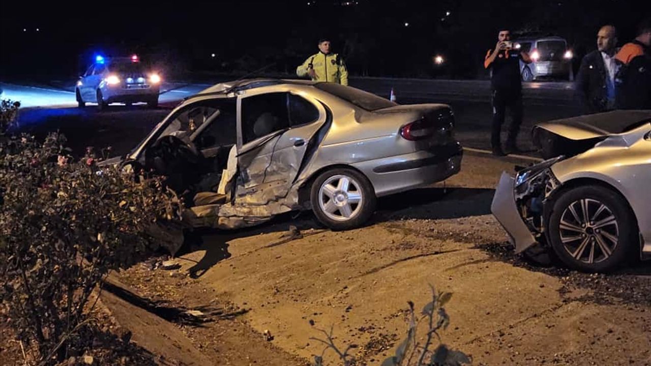 Adıyaman'daki trafik kazasında iki araç çarpıştı, 8 yaralıdan biri durumu ağır.
