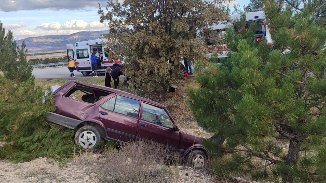 Afyon'da aracın uçuruma devrildiği kazada 4 kişi yaralandı.