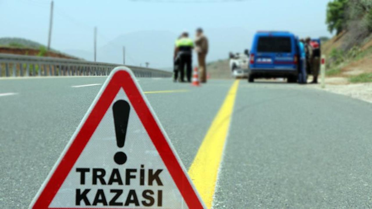 Ankara'da trafik kazası: Araç refüje çıkarak devrildi, üç kişi yaralandı.