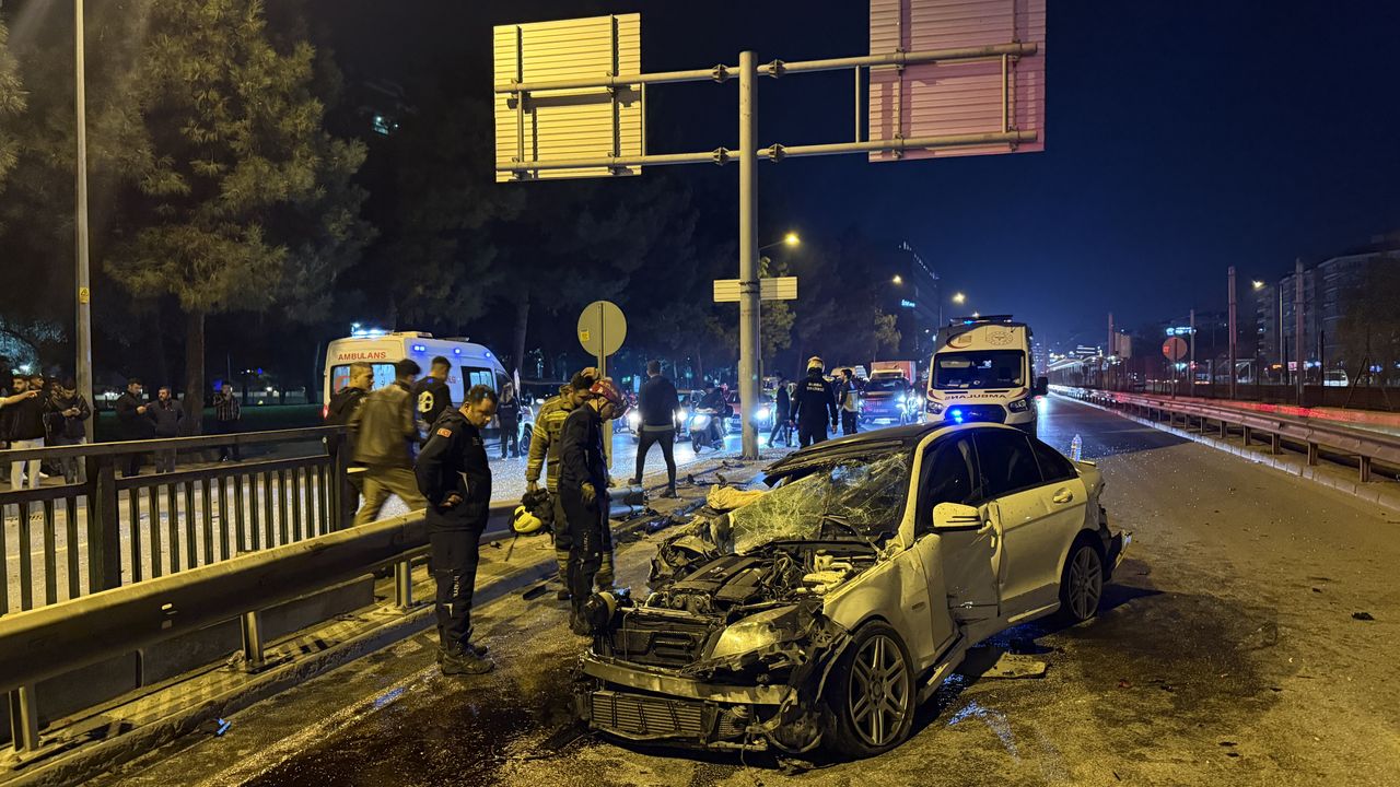 Bursa'da trafik levhasına çarpan araçta 6 kişi yaralandı.