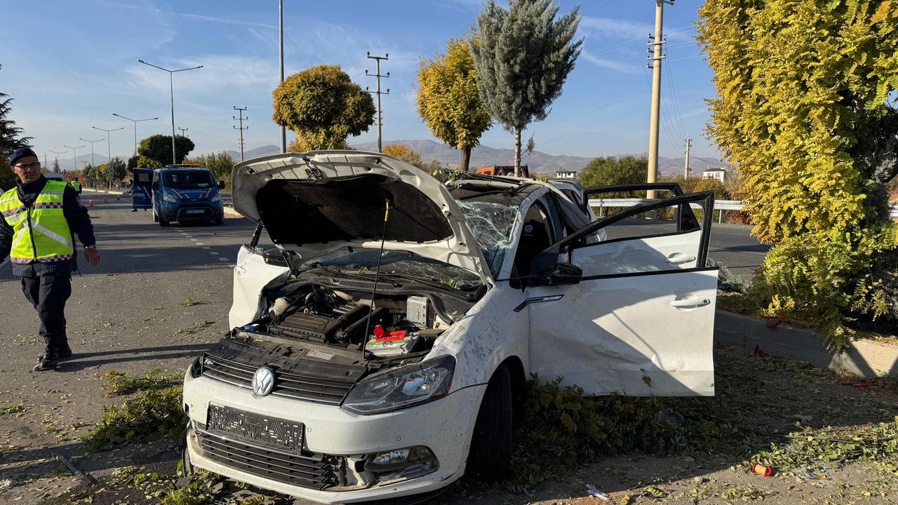 Elazığ'da araç, aydınlatma direğine çarptı: 2 ölü, 4 yaralı