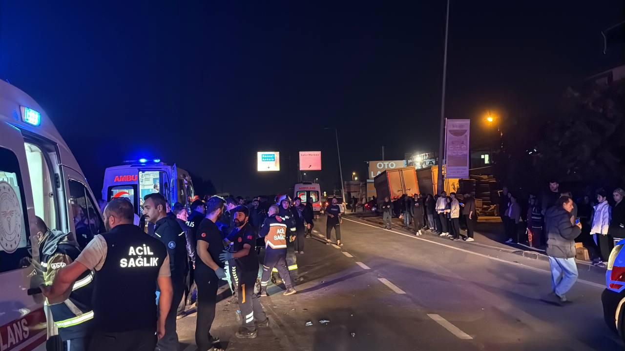 Gebze'de işçi taşıyan araç devrildi: 1 ağır, 8 yaralı var.