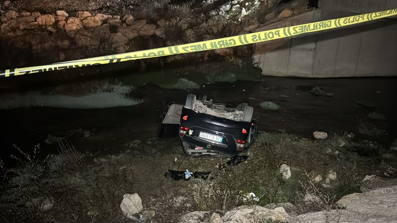 Karabük'te araç dereye devrildi: 1 ölü, 1 yaralı