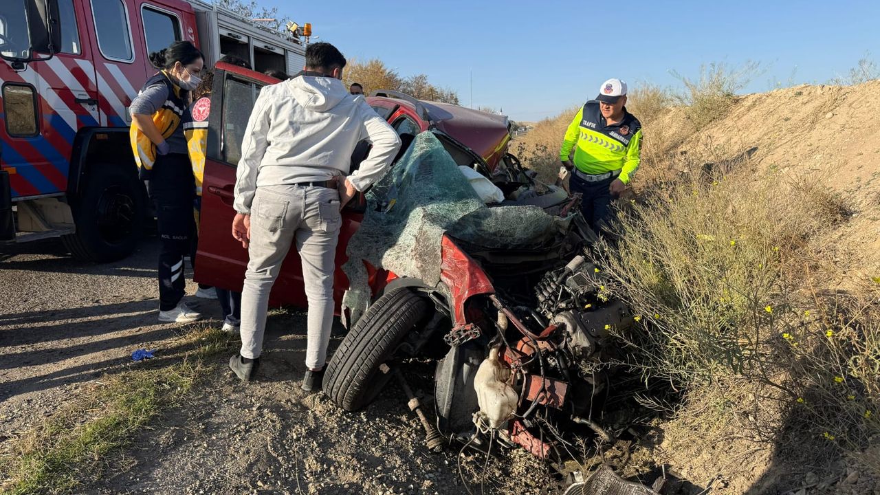 Kırşehir'deki trafik kazasında araba ile kamyon çarpıştı, 1 kişi hayatını kaybetti.