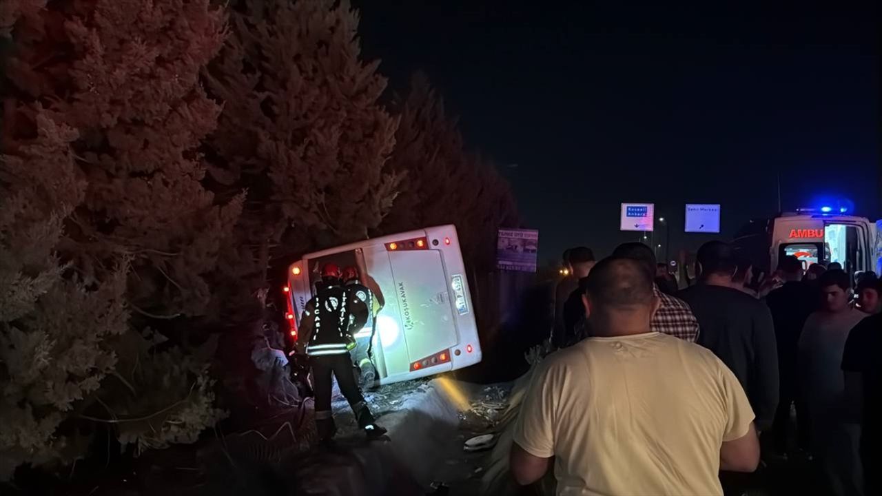 Kocaeli'deki trafik kazasında araba ile minübüs çarpıştı, 8 kişi yaralandı.