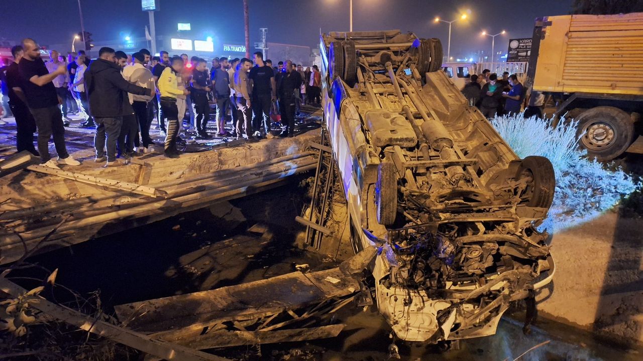 Mersin Tarsus'ta minibüs ile araç çarpıştı, 11 kişi yaralandı.
