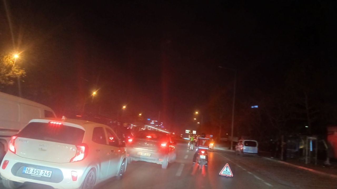 Metro istasyonunda kaza: Araç devrildi.