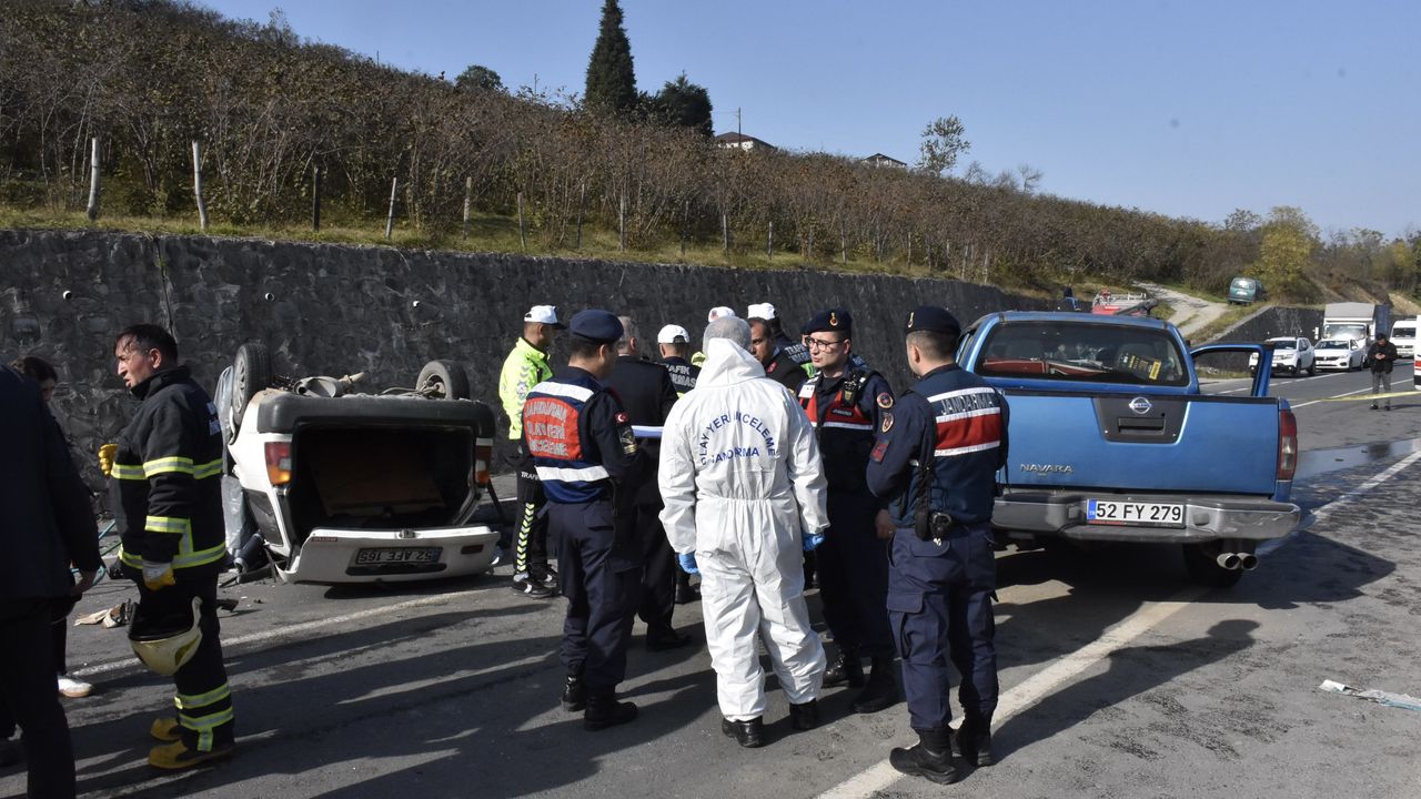 Ordu'da arabayla kamyonetin çarpıştığı trafik olayında 1 kişi hayatını kaybetti, 2 kişi ise yaralandı.