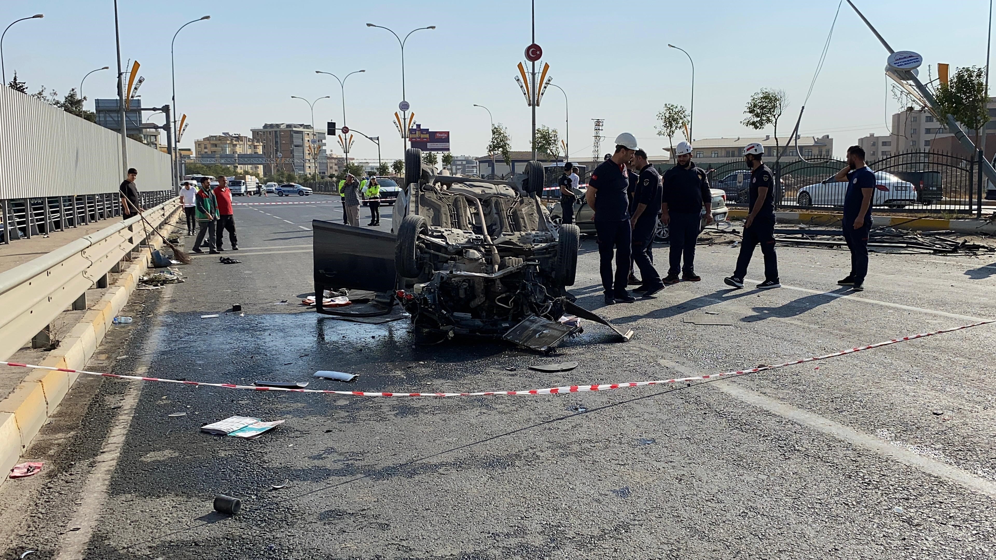 Şanlıurfa'da ardışık kazada 2 kişi hayatını kaybetti, 3 kişi yaralandı.