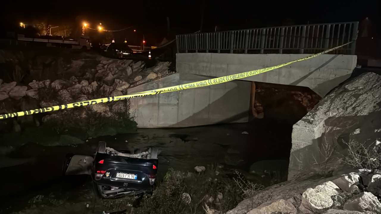 Sürücü alkollüydü, yolcu öldü: Araç dereye düştü.