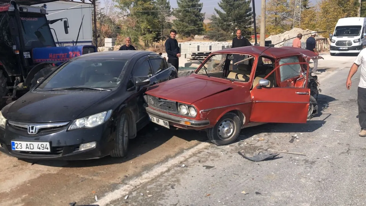 Sürücü öldü, araç park halindeyken çarpıldı.
