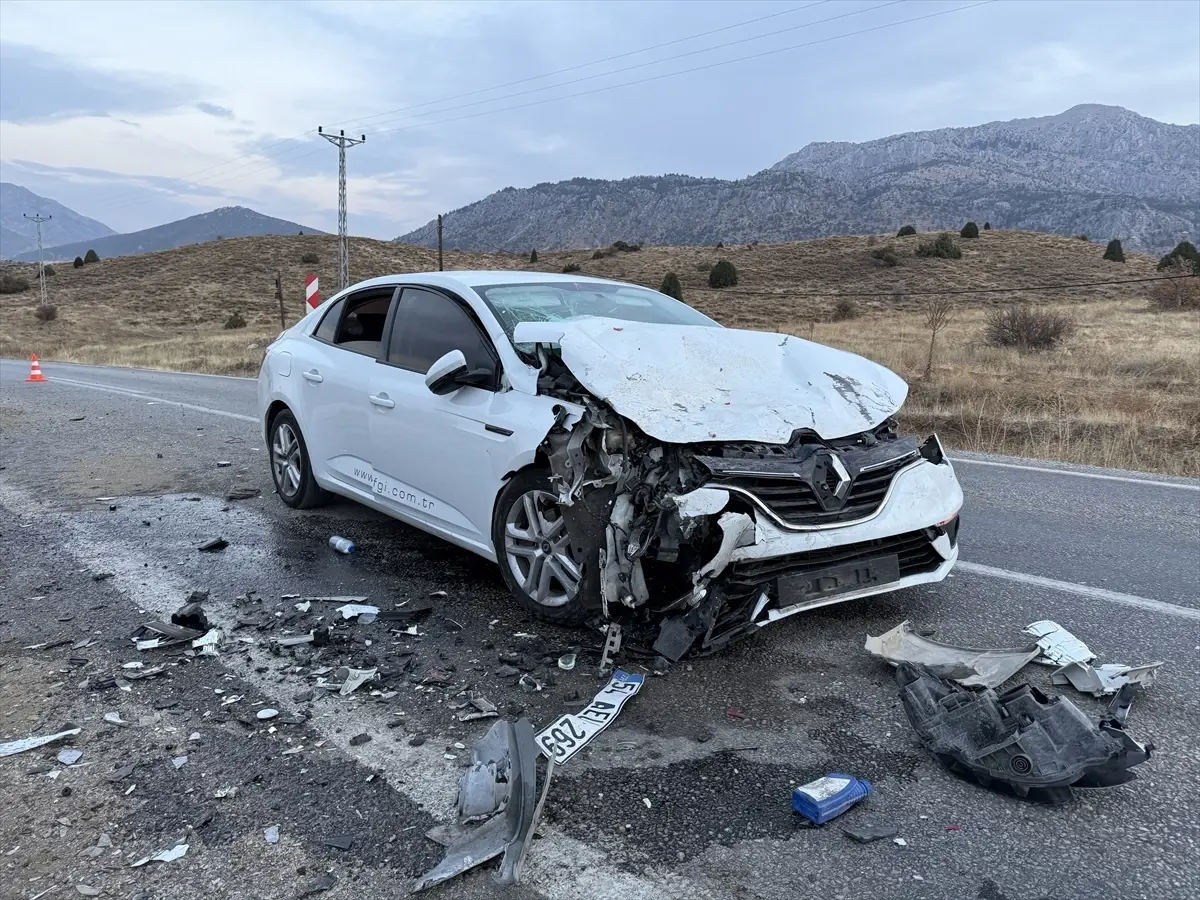 Göksun'da Trafik Kazasında 4 Kişi Yaralandı
