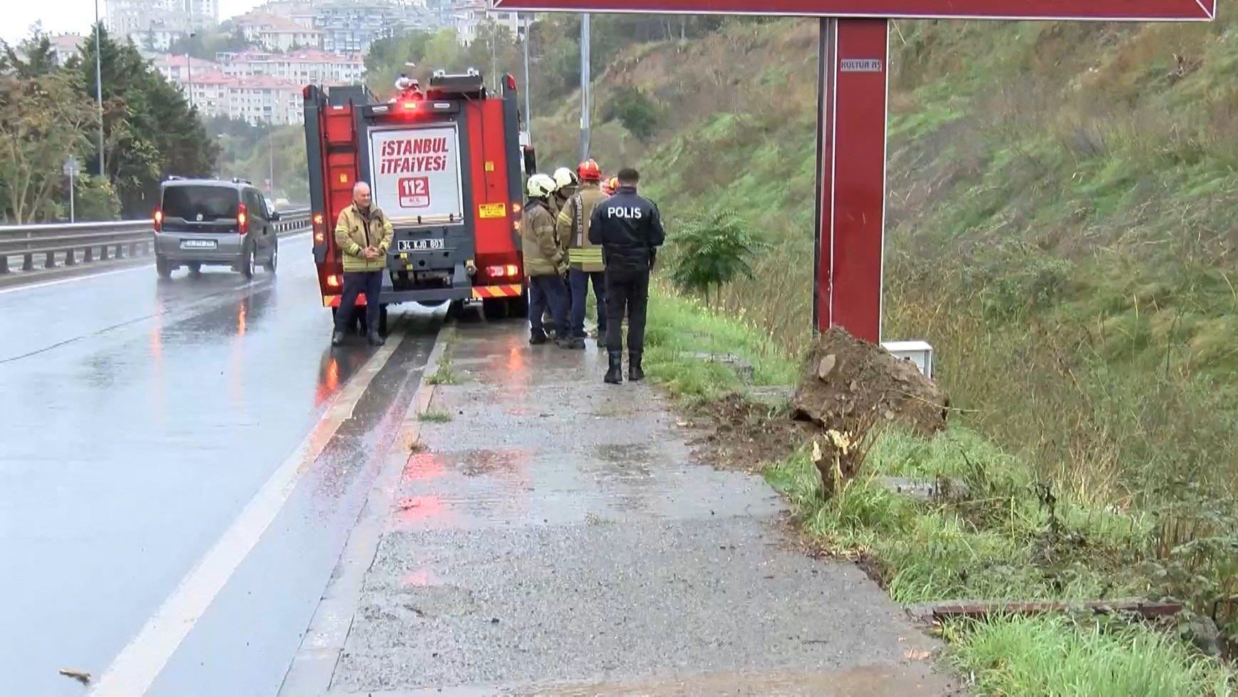 İstanbul'da araç şarampole devrildi.